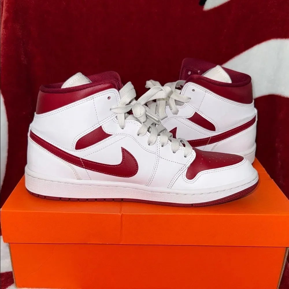 Air Jordan Retro 1 red White High-Top Sneakers